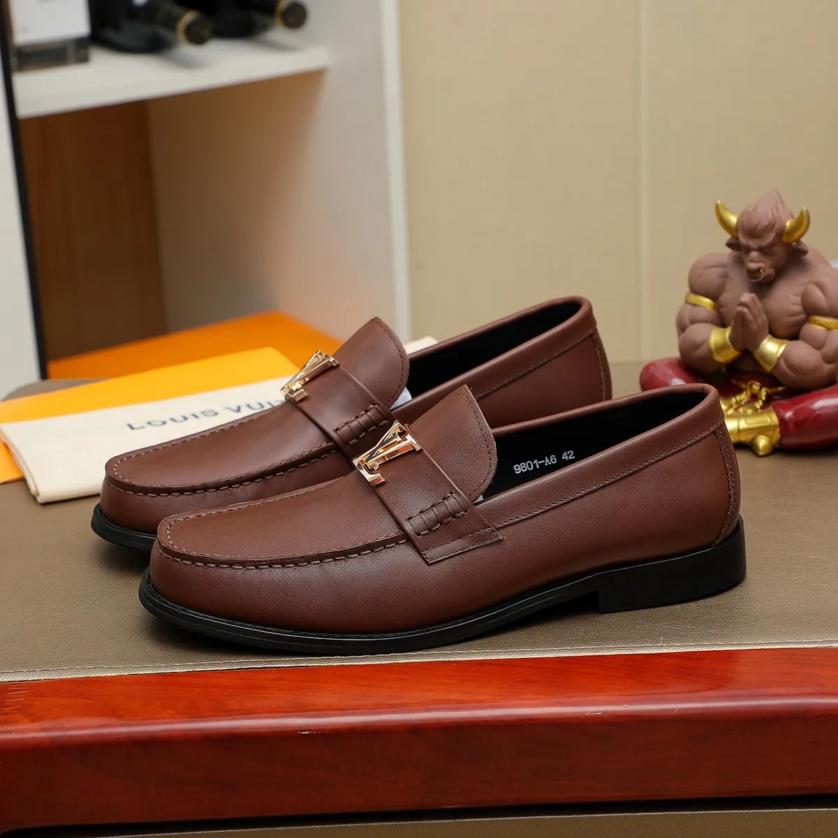 Men's shoes 460 💰 Louis Vuitton LV ® 🆕 model 🔛 full shoe counter, first layer cowhide, 🐂leather lining casual shoes for men, super soft outsole, a must-have for driving. Synchronized with the counter, original first layer cowhide, completely 1:1 mold customization 🌹 top version, color optional! Number: 38-44 (45.46 customized)